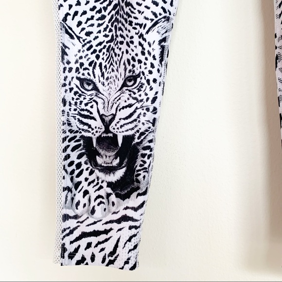 Betsey Johnson White Leopard Print Capri Leggings - Picture 3 of 12